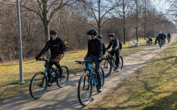 Schüler mit dem Fahrrad unterwegs im Zittauer Gebirge