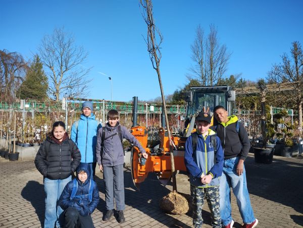 Schüler bei den Leutersdorfer Baumschulen