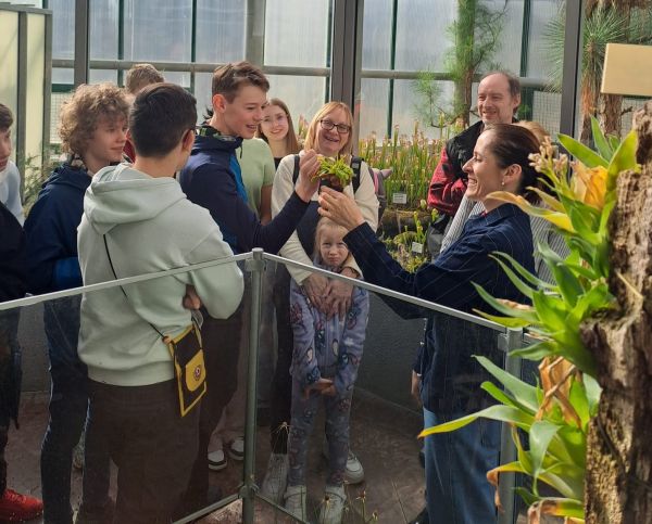 Schüler testet eine fleischfressende Pflanze