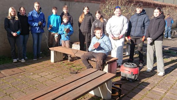 Bänke auf dem Schulhof vor der Erneuerung