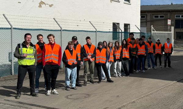 Schüler auf dem Gelände der ROSAG in Hirschfelde