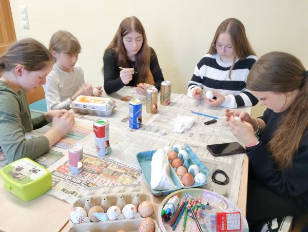 Schülerinnen beim Basteln